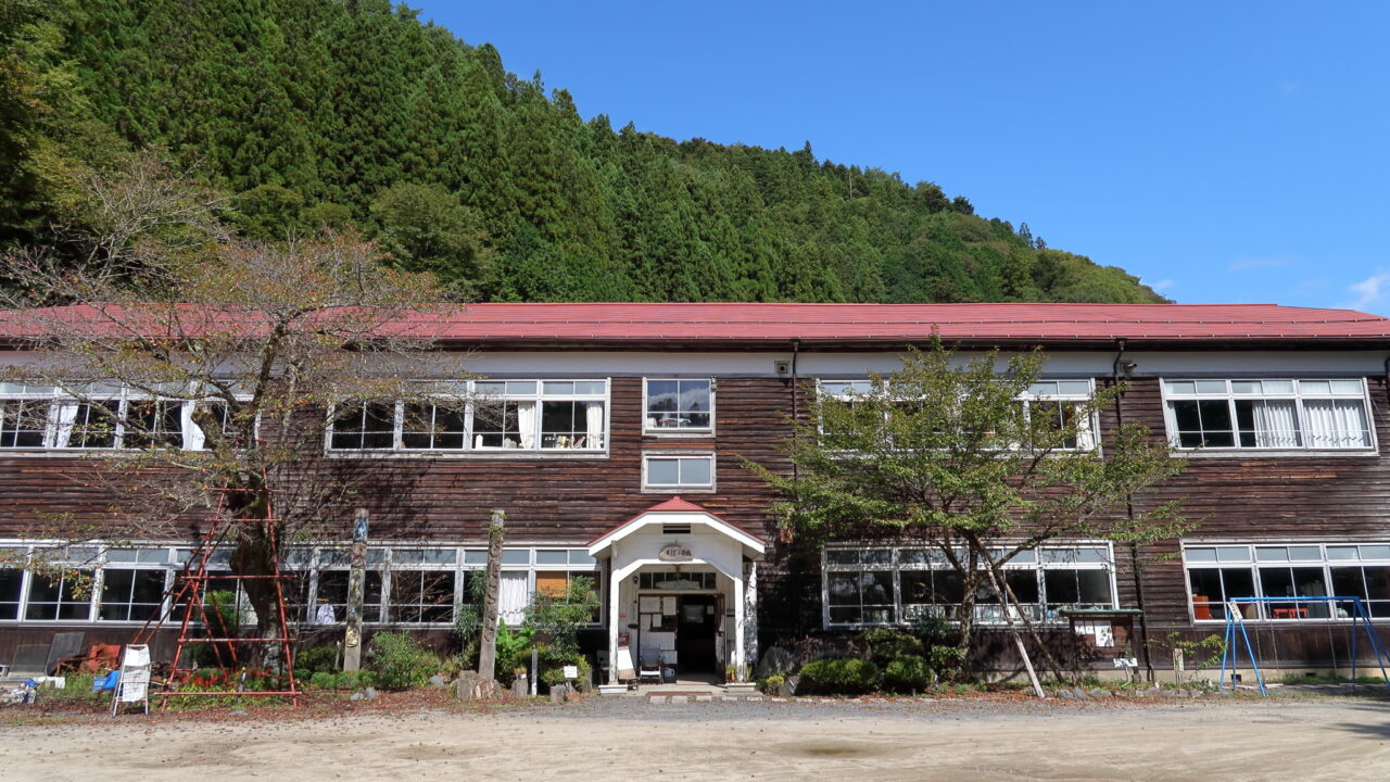 昔懐かしい木造校舎 旧木沢小学校 ぶらたび長野