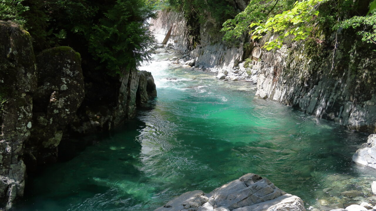 エメラルドグリーンに輝く「阿寺渓谷（大桑村）」｜ぶらたび長野
