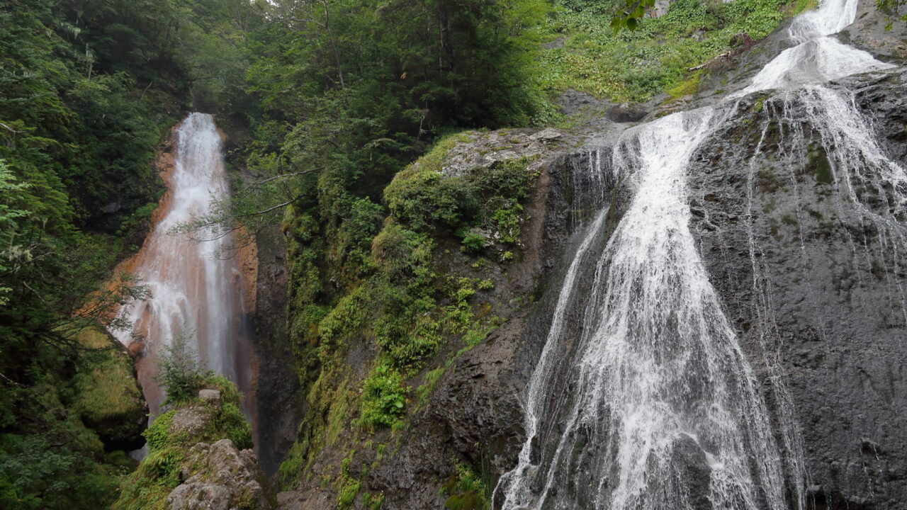 日本の滝百選に認定される「三本滝（松本市）」｜ぶらたび長野