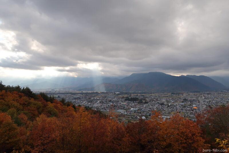 霊松寺（紅葉）_眺望（大町市街）